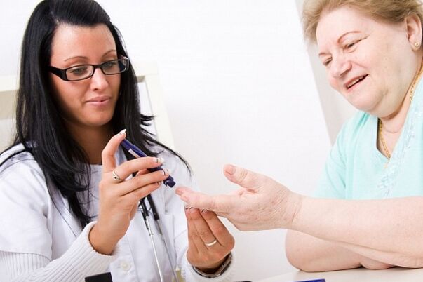 Vizitarea unui medic și măsurarea zahărului din sânge pentru a diagnostica diabetul